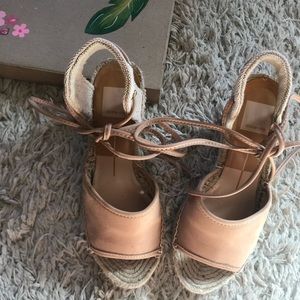 Perfect summer wedges ☀️🌈